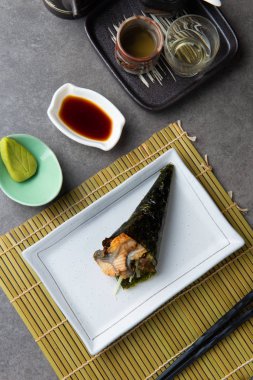 Yılan balığı ve pirinç ile temaki Unagi suşi