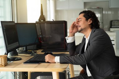 Hayal kırıklığına uğramış genç yakışıklı adam yorgun arıyorsunuz bir