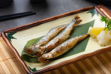 ızgara shishamo Kenneth'in ile hizmet