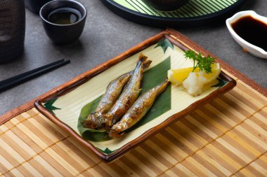 ızgara shishamo Kenneth'in ile hizmet