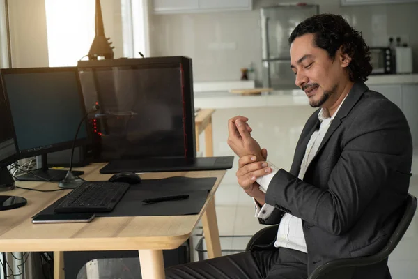 Schöner Arabischer Mann Mit Schmerzen Handgelenk Büro Der Nähe — Stockfoto