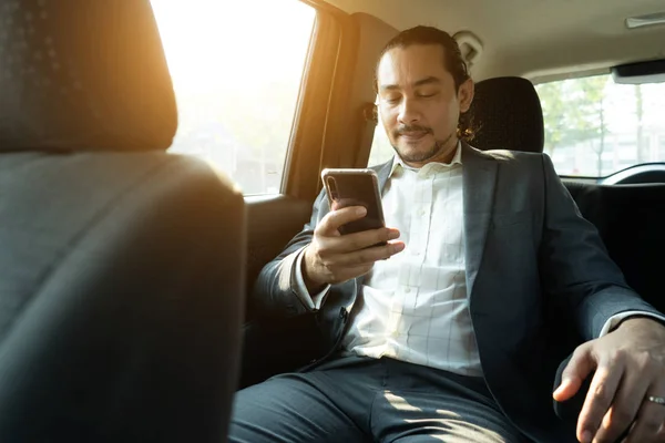 車乗用車内の中東のビジネスマン — ストック写真