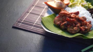 nasi kukus, geleneksel malay haşlanmış pirinç tumeric ile tavuk kızarmış.
