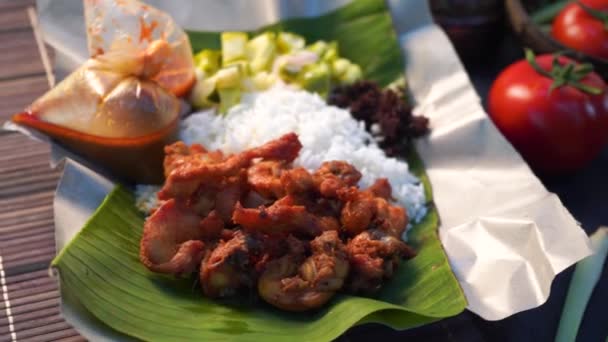 Nasi Kukus 传统的马来蒸米饭配肿瘤炸鸡 — 图库视频影像