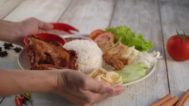 ナシゴレン Kukus 伝統的なマレーご飯ターメリックとか鶏のから揚げ — ストック動画