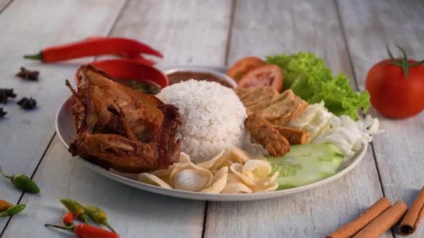 Nasi Lemak Ayam Penyet Παραδοσιακό Μαλαισιανό Πιάτο — Αρχείο Βίντεο