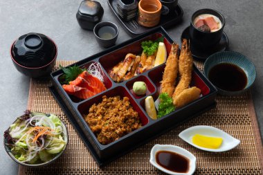 Japon bento ile koyu arka plan ayarlamak