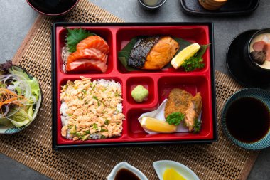 Japon bento teriyaki somon ve tempura ayarla