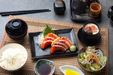 Japon shashimi pilav ile ayarla 