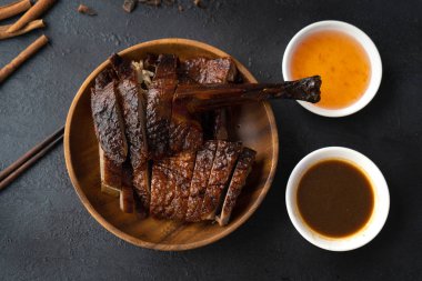 koyu arka plan ile Çin kızarmış ördek