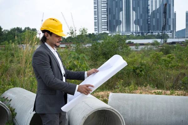 Arab Engineer Blueprints — Stock Photo, Image