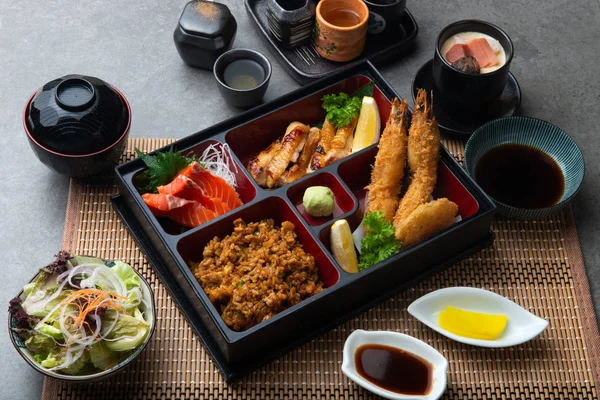 日本のお弁当が暗い背景の設定 — ストック写真