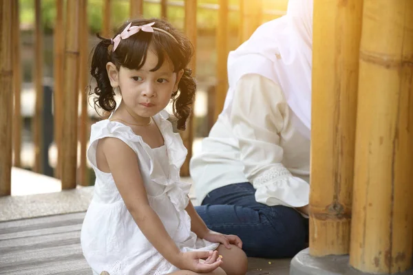 Piccola Malese Ragazza Mangiare Nasi Lemak All Aperto — Foto Stock