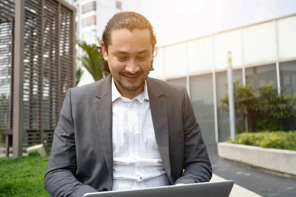 Middle Eastern Business Man Using Laptop Outdoor — Stock Photo, Image