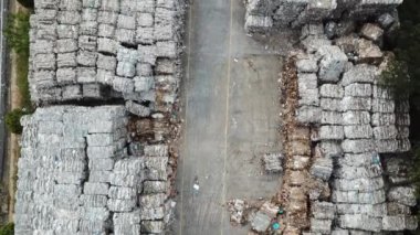 Geri dönüşümlü plastik atık geri dönüşüm tesisi sıkıştırılmış. havadan görünümü