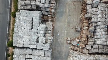Geri dönüşümlü plastik atık geri dönüşüm tesisi sıkıştırılmış. havadan görünümü