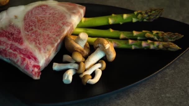 Primer Plano Filete Carne Cruda Con Verduras Pizarra Piedra — Vídeos de Stock