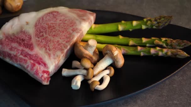슬레이트에 야채와 쇠고기 스테이크의 클로즈업 — 비디오