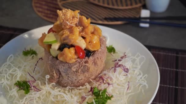 皿の上の肉のアジアン ヌードルのクローズ アップ映像 — ストック動画
