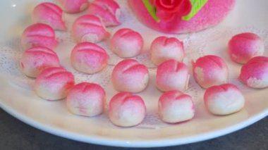 Şeftali beton tablo şeklinde Asya geleneksel pirinç buns yakın çekim görüntüleri