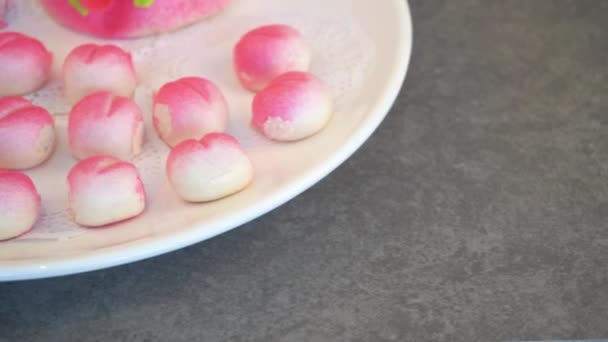 具体的なテーブルに桃の形でアジアの伝統的な米パンのクローズ アップ映像 — ストック動画