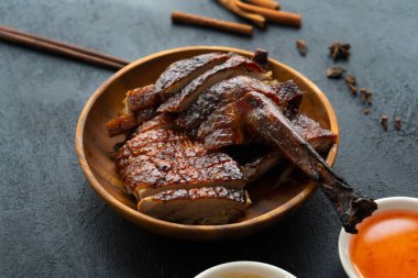 koyu arka plan ile Çin kızartma kaz