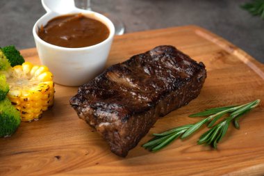 Rosemary ile barbekü ızgara biftek 