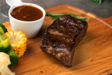 Rosemary ile barbekü ızgara biftek 