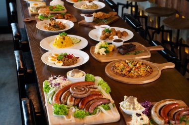 Tablo karışık Batı ve füzyon gıda plakaları