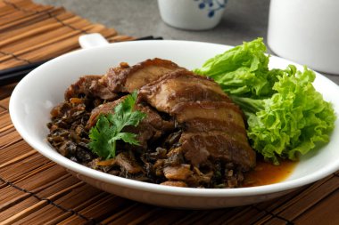 korunmuş hardallı buğulanmış domuz eti