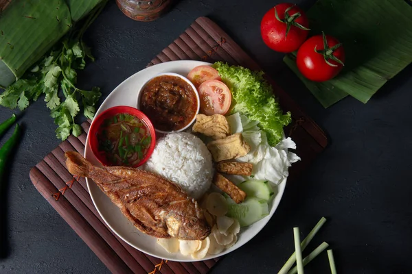 Традиційний Малайський Індонезійський Рисовий Рис Тілапії — стокове фото