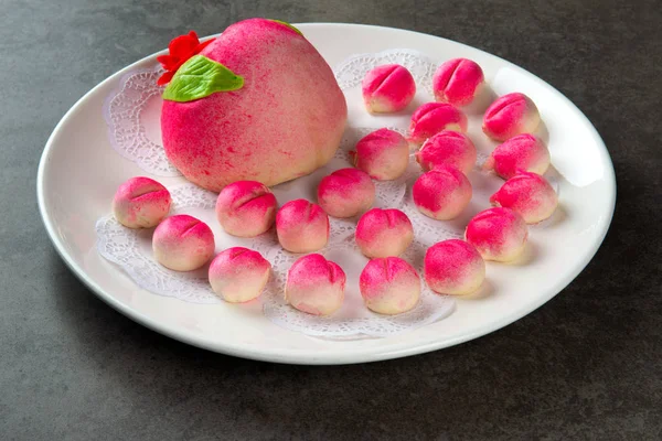 Ein Pfirsichförmiges Geburtstagsbrötchen Das Als Langlebiges Pfirsichgebäck Bekannt Ist — Stockfoto