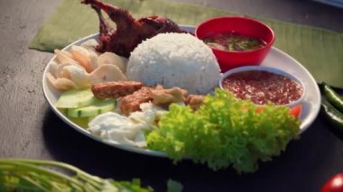 pilav tavuk, soya peyniri ve sebze ile yakın çekim görüntüleri