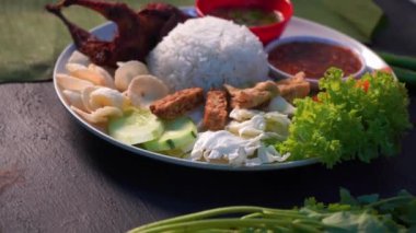 pilav tavuk, soya peyniri ve sebze ile yakın çekim görüntüleri