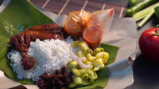 Imagens Close Arroz Chinês Com Perna Frango Tofu Legumes — Vídeo de Stock