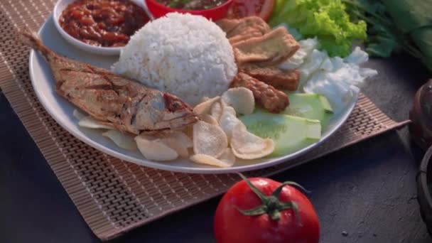 中国米饭配鱼 豆腐和蔬菜的特写镜头 — 图库视频影像