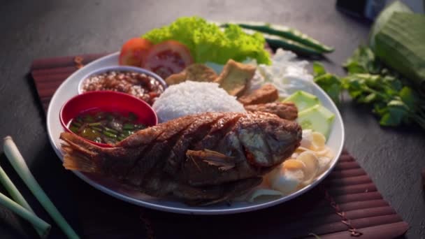 Крупным Планом Снят Рис Рыбой Тофу Овощами — стоковое видео