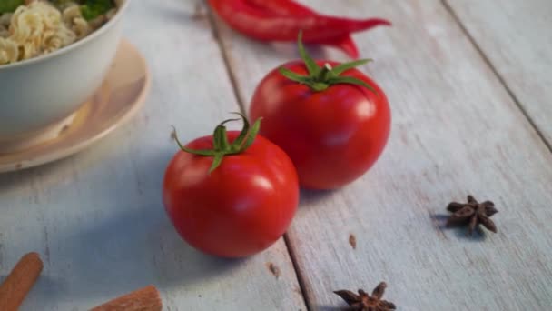 Material Primer Plano Fideos Chinos Con Verduras Mesa Madera Blanca — Vídeos de Stock