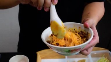 kabın içinde soslu erişte karıştırma Şef yakın çekim görüntüleri