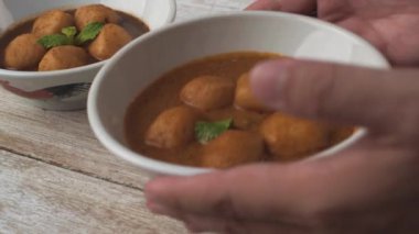 kase köfte masaya koyarak Şef yakın çekim görüntüleri