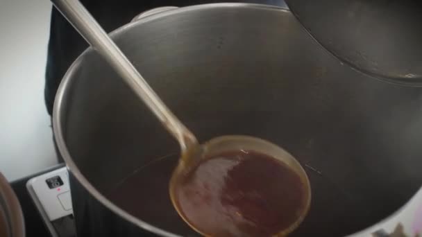 plan rapproché de la sauce bouillante dans la casserole 