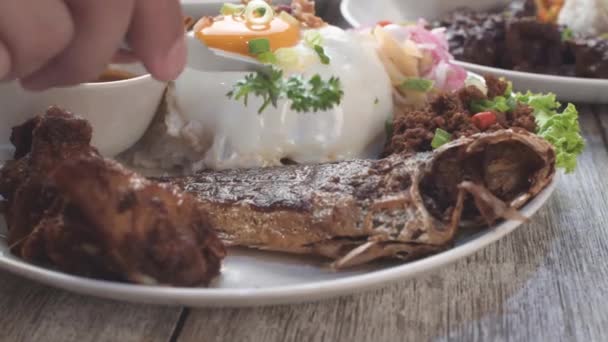 Close Imagini Bucătar Decorarea Feluri Mâncare Asiatice — Videoclip de stoc