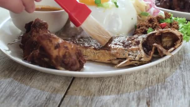 アジア料理を飾るシェフのクローズ アップ映像 — ストック動画
