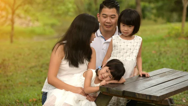 Lycklig Asiatiska Familj Njuter Sin Tid Parken — Stockfoto