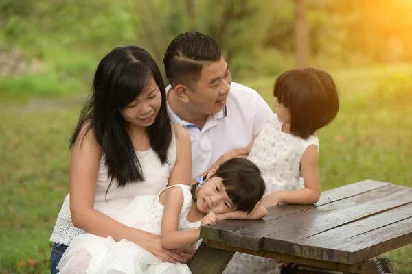 Happy Asian Family Enjoying Time Park — Zdjęcie stockowe