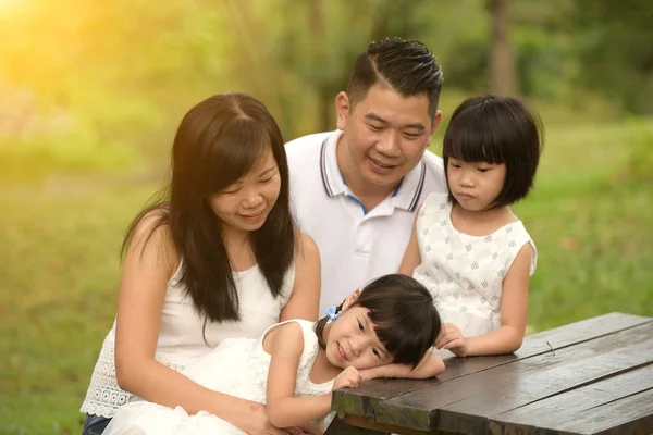 Happy Asian Family Enjoying Time Park — Zdjęcie stockowe