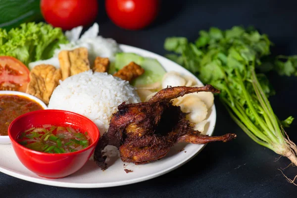 Nasi Lemak Kukus 与鹌鹑肉顶视图 马来西亚当地食品 — 图库照片