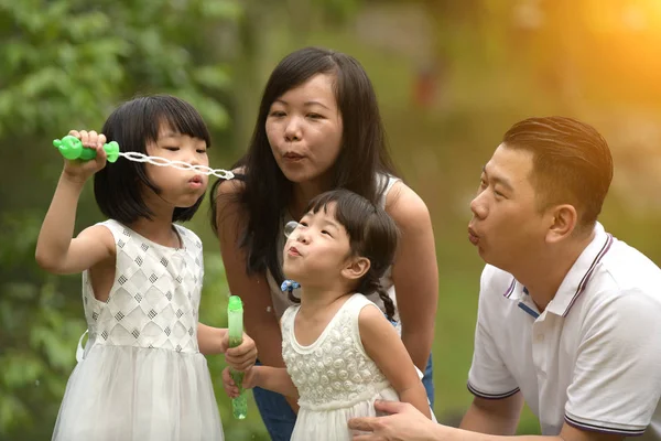 Feliz Jovem Asiático Família Jogar Com Bolha Varinha Com Filhas — Fotografia de Stock