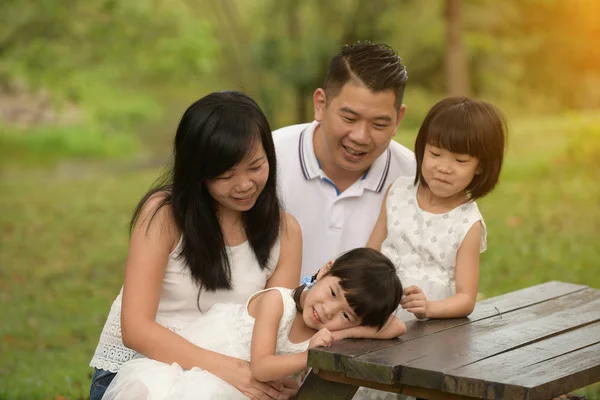 Aziatische Gelukkige Familie Genieten Van Hun Tijd Het Park — Stockfoto