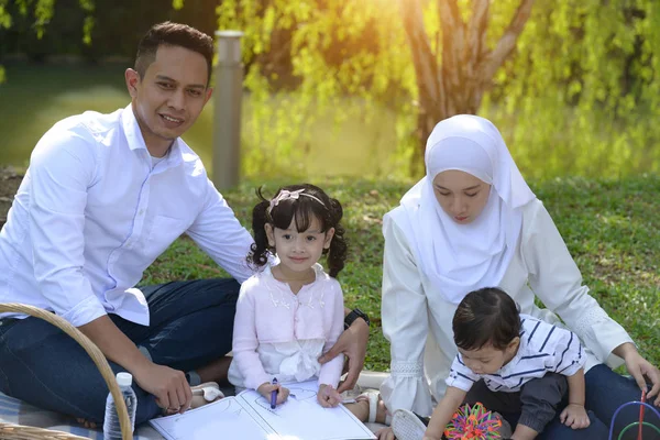 Малайская Семья Наслаждается Отдыхом Парке — стоковое фото